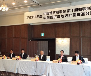 知事会議後、記者会見に臨む各県知事