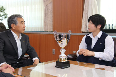 懇談の様子（佐々木選手）