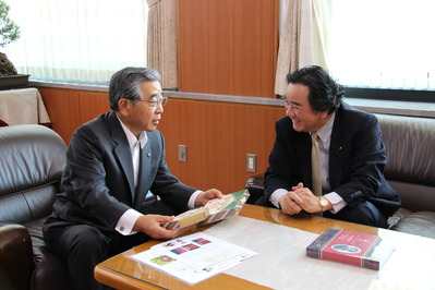 懇談する知事