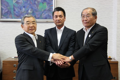 知事、森山代表取締約、出雲市長が握手する様子