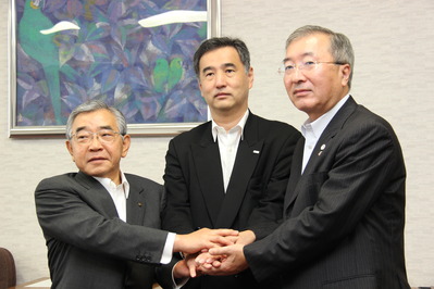 中央が宮川洋代表取締役
