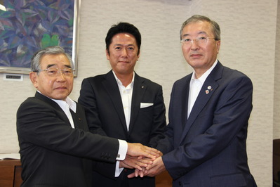 中央が湯川惣一郎社長