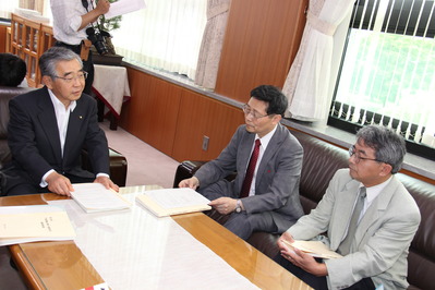 知事がコメントする様子