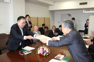 立地計画認定書を交付する様子
