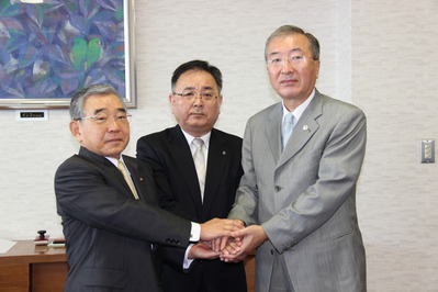 中央が川井正治代表取締役