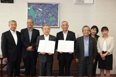 島根県行政書士会の細田信男会長（右から４人目）