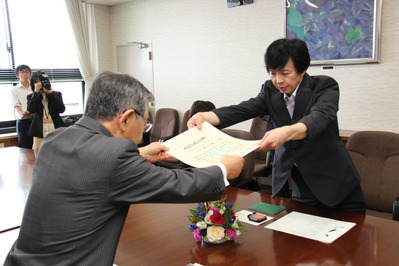 林地認定認定書交付の様子