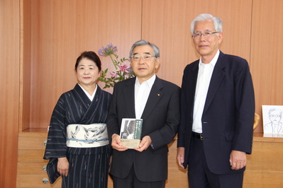 加納佳世子名誉館長（左）