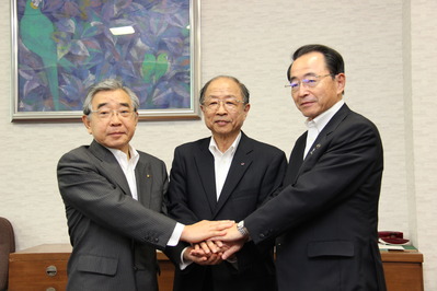 中央が瀨濤康寛代表取締役