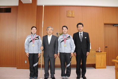 安喰愛選手（左）と井上美代選手（右から２人目）