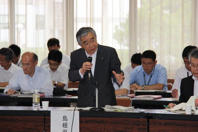 意見を述べる知事
