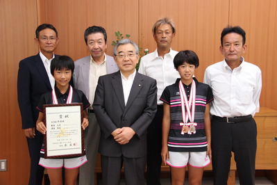 濱島怜奈さん（前列右）と野津乙笑さん（前列左）