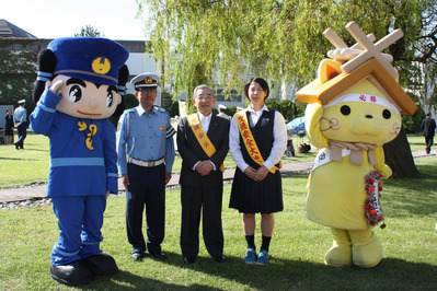 交通安全大使の佐々木ちえ選手（右から２人目）