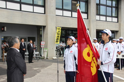 決意表明する主将の林選手と旗手の長島選手