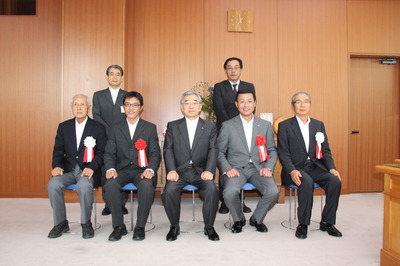 小畑崇史取締役所長（前列左から2人目）と土井豆勝代表取締役（前列右から2人目）