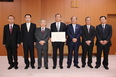 ナカバヤシ株式会社の辻村肇代表取締役社長（中央）