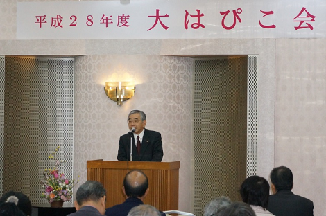 あいさつする知事