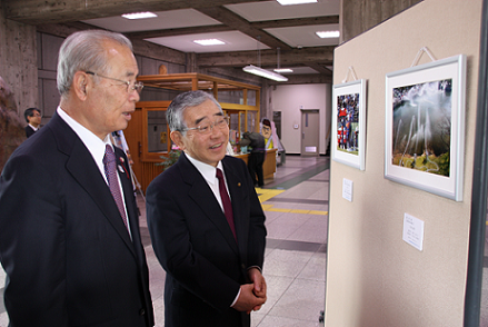 消防協会の松浦会長から作品の説明を受ける知事