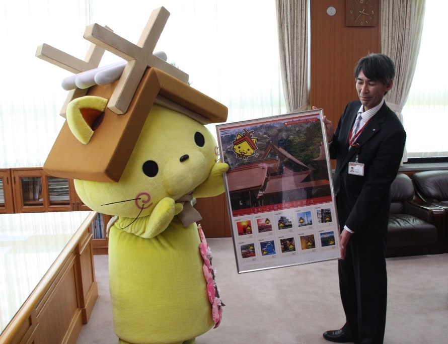 パネル版を贈呈されるしまねっこ