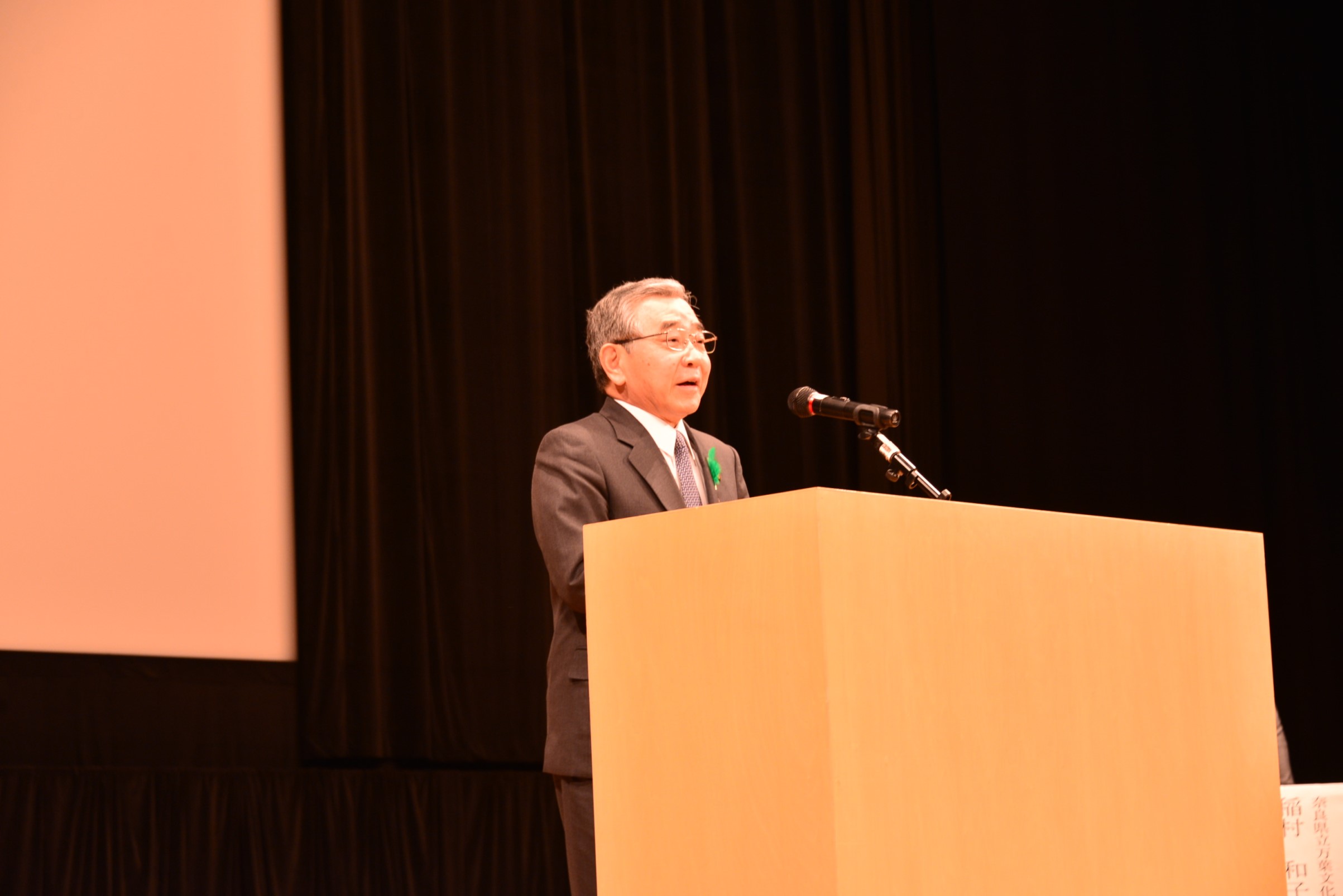 あいさつする知事