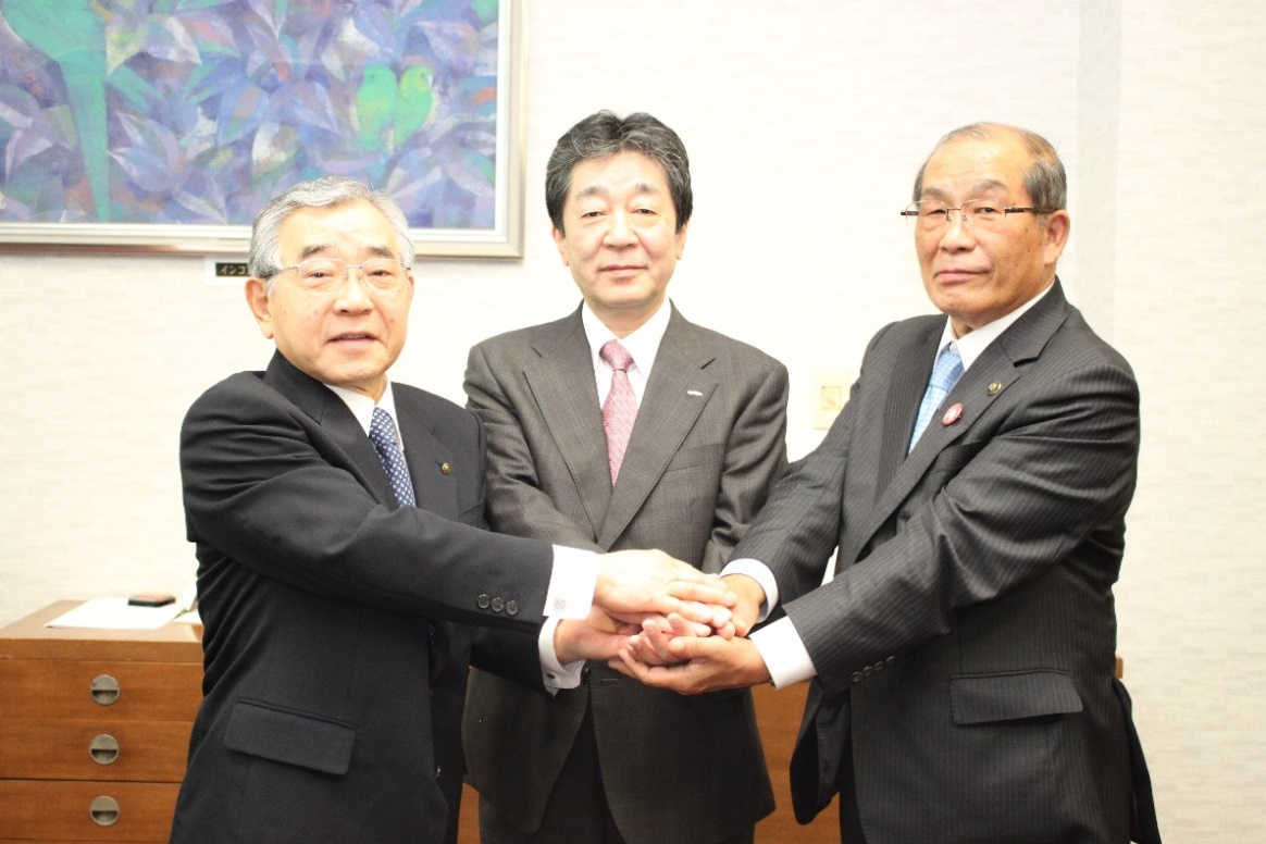 井上亨代表取締役社長(中央）