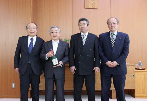 松本出雲杜氏組合長（左）、小島杜氏（右から２人目）、毛利社長（右）