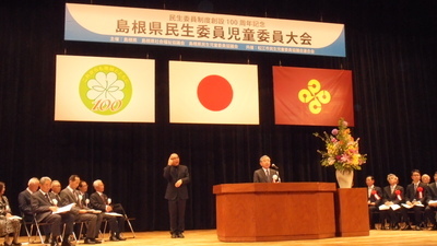 あいさつする知事