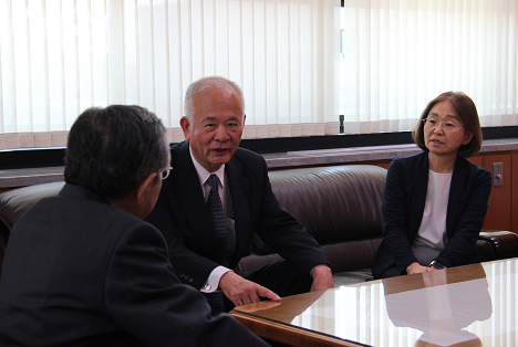 團宏明理事長（中央）と小林千寿常務理事（右）