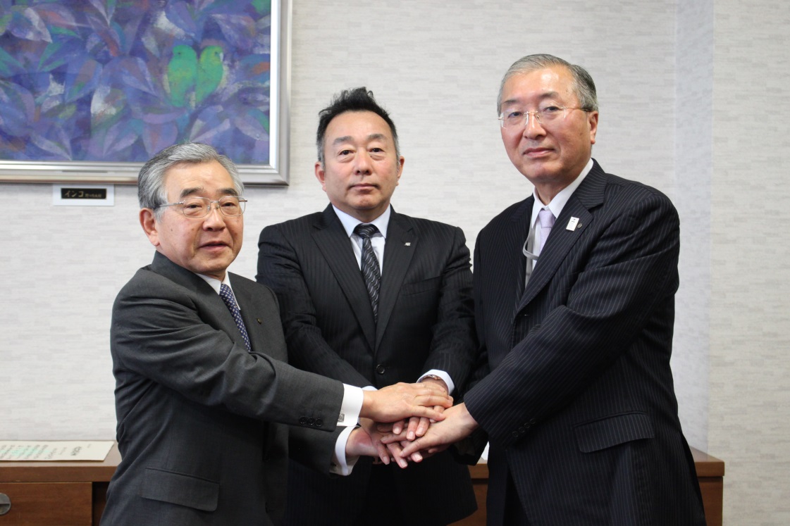 岩本哲夫代表取締役社長（中央）