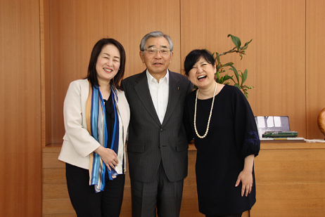 はせがわいずみ会長（右）