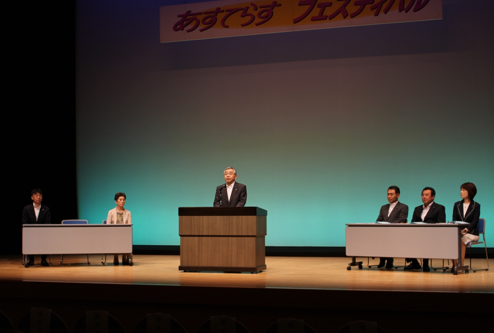 あいさつする知事