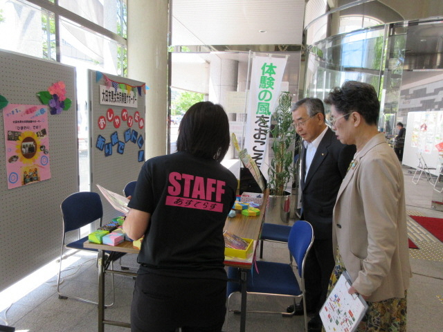 説明を聞く知事