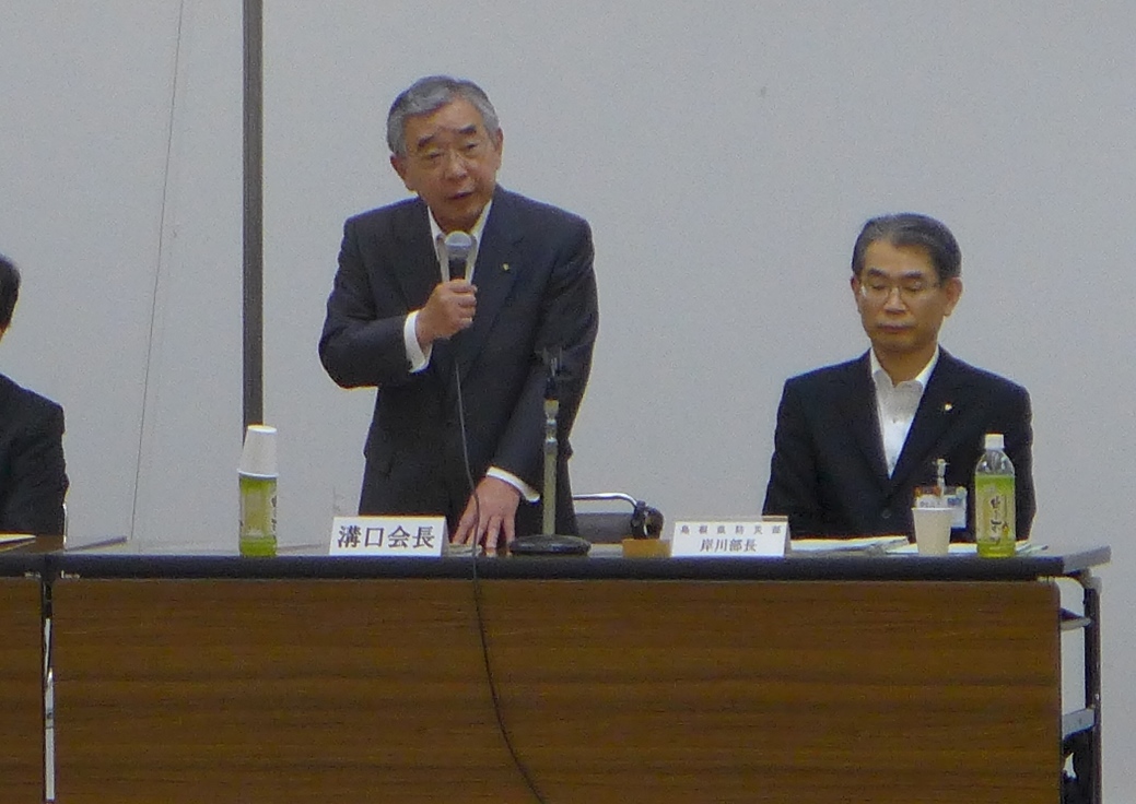 あいさつする知事