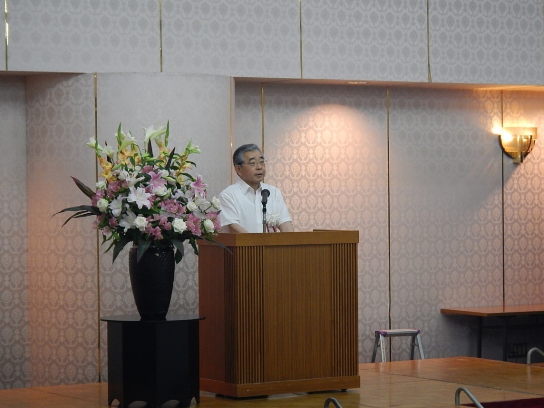 あいさつする知事