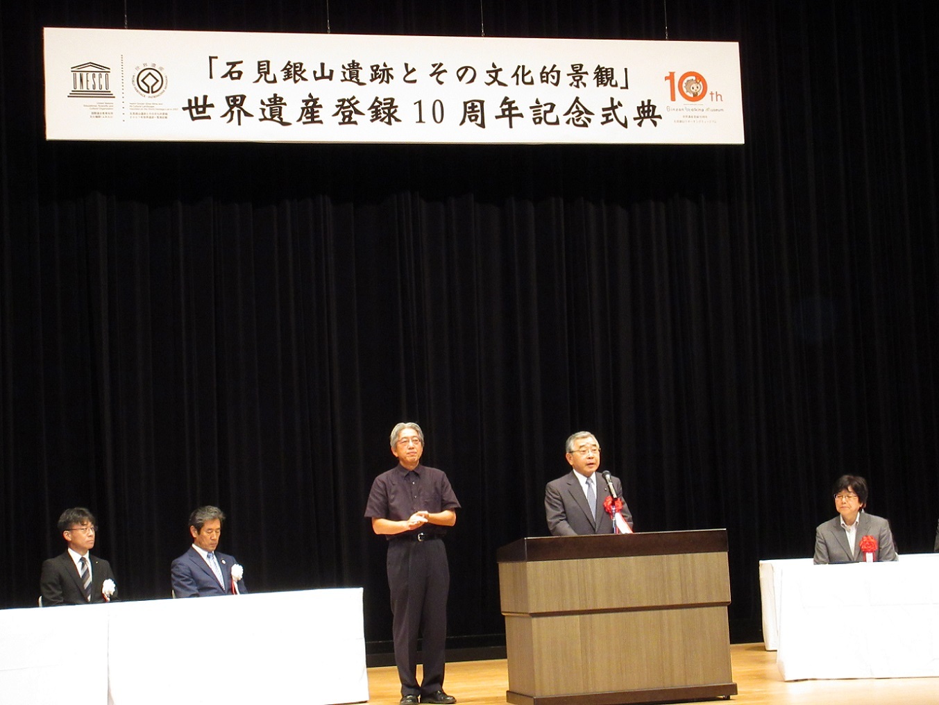 あいさつする知事
