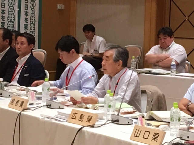 発言する知事