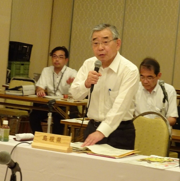 挨拶する知事