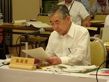 発言する知事