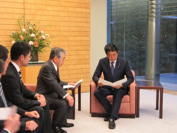 発言する知事