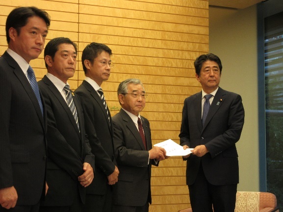 要請書を渡す知事