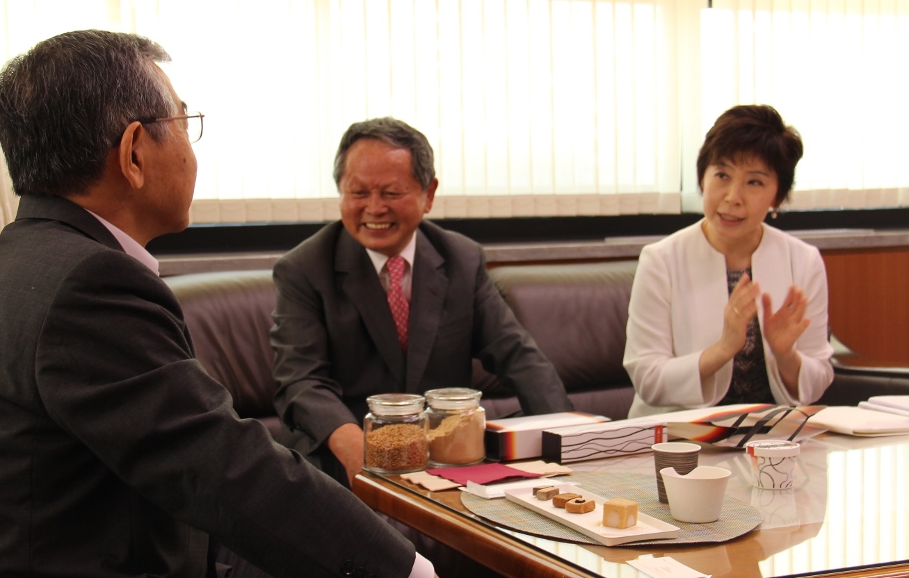 商品の説明される小川会長と小田さん