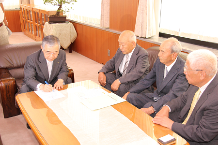 署名する知事