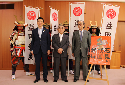 鎧武者を従えての来訪