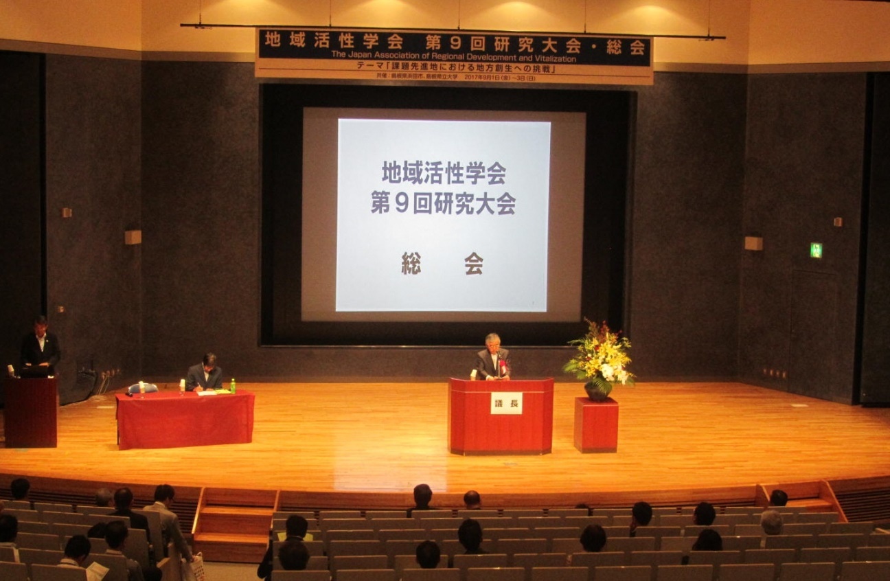 あいさつする知事