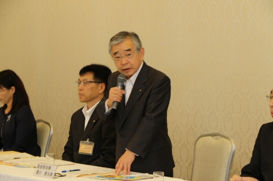 あいさつする知事