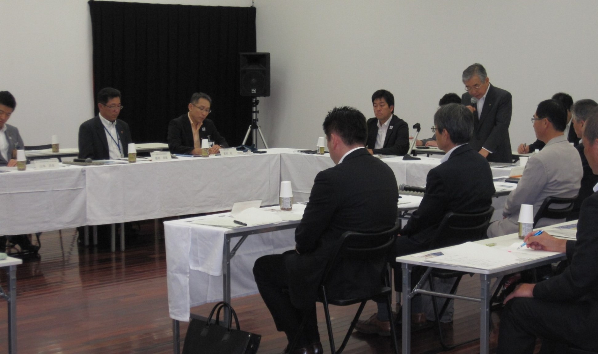 あいさつする知事