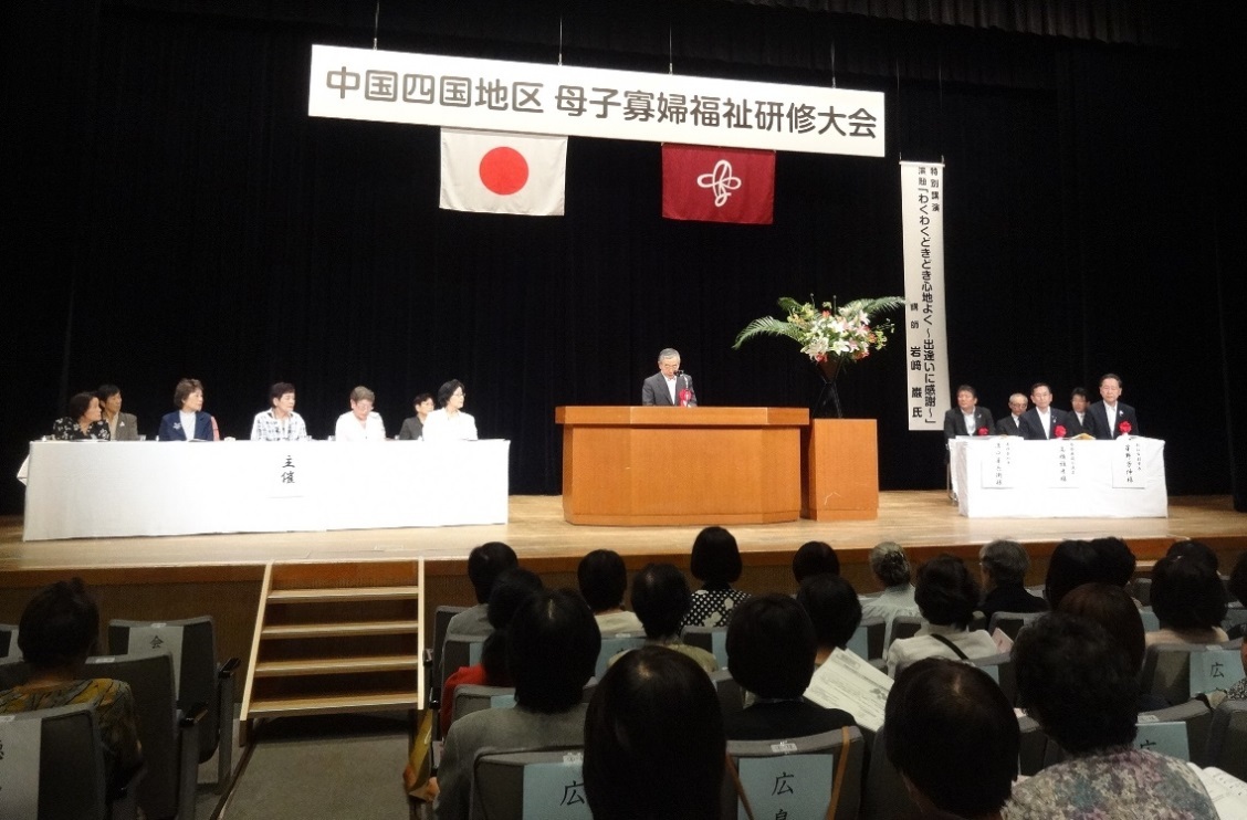 あいさつする知事