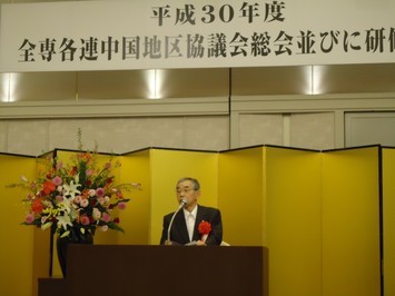 あいさつする知事