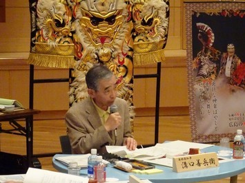 発言する知事