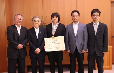 渡利璃穏選手（中央）